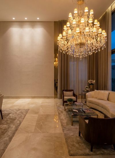 Crystal_chandelier_in_living_room_202605071550