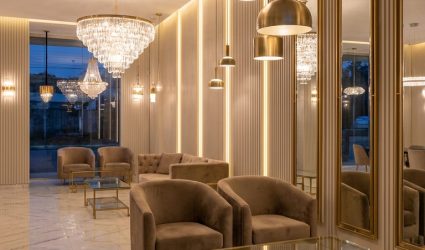 Showroom_with_chandeliers_and_pe…_202605121638